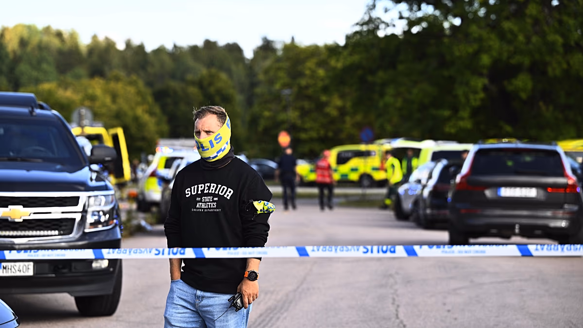 Schweden versucht, Angriffe auf eine Schule zu verhindern, nachdem in Fagersta bei einem Schwertangriff eine Person getötet wurde