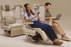 Sichtschutz und geformte Kopfstützen: Was gibt es Neues in der Premium Economy?