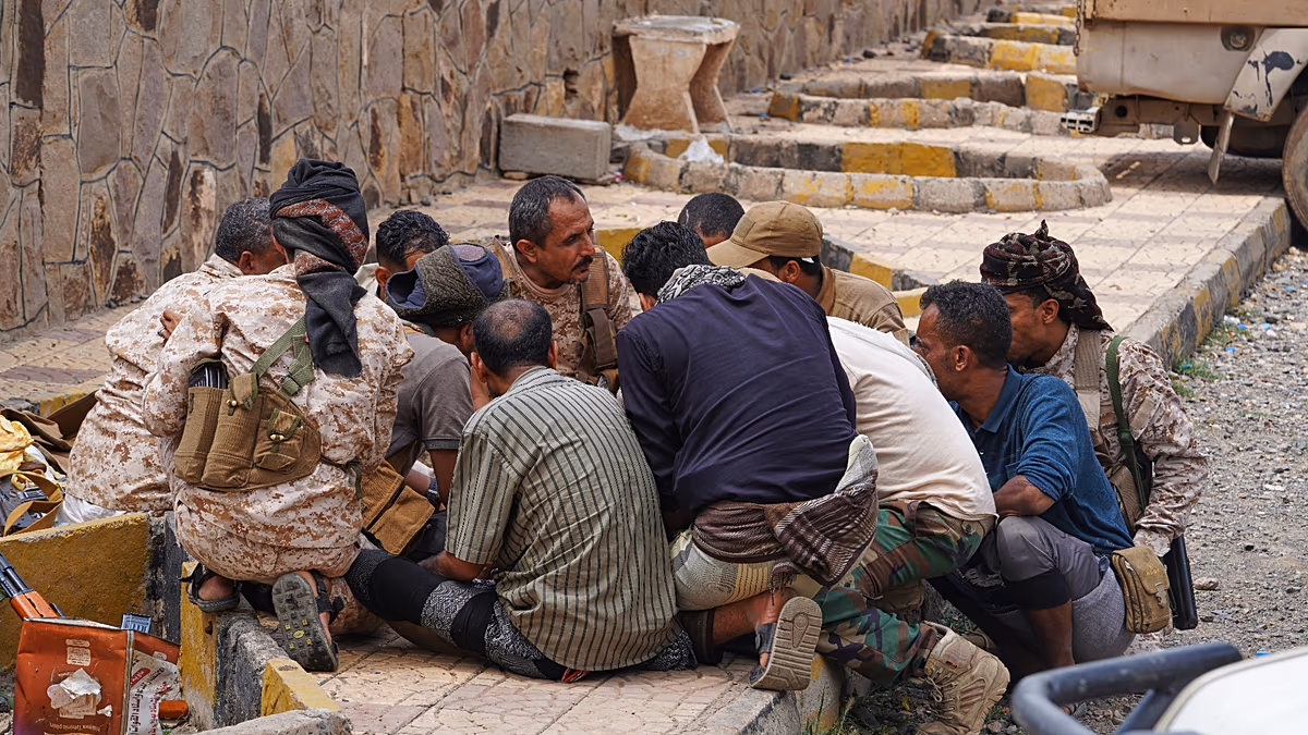 Sieben Tote, Dutzende Verletzte bei saudischem Luftangriff auf einen Markt im Jemen Sieben Menschen wurden bei einem saudischen Luftangriff auf einen Markt in der jemenitischen Provinz Taiz getötet und 40 verletzt, während die Houthi-Streitkräfte vorrücken und die von Saudi-Arabien angeführten Luftangriffe sich verstärken. 27.09.2026