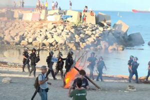 Spanien: In Ceuta kommt es zu Zusammenstößen, als migrantenfeindliche Demonstranten mit der Polizei konfrontiert werden. In der nordafrikanischen Enklave Ceuta in Spanien kam es am 27. August zu Zusammenstößen zwischen Polizei und Demonstranten, während die Spannungen wegen der Anwesenheit Tausender Migranten zunahmen. 28.08.2026