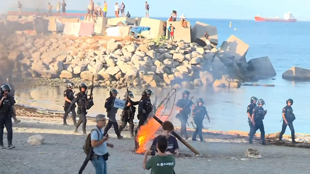 Spanien: In Ceuta kommt es zu Zusammenstößen, als migrantenfeindliche Demonstranten mit der Polizei konfrontiert werden. In der nordafrikanischen Enklave Ceuta in Spanien kam es am 27. August zu Zusammenstößen zwischen Polizei und Demonstranten, während die Spannungen wegen der Anwesenheit Tausender Migranten zunahmen. 28.08.2026