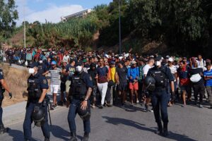 Spanien verlegt Hunderte Migranten vom Strand von Ceuta in Notunterkünfte. Spanien begann am Donnerstag, dem 20. August, mit der Umsiedlung von Migranten aus einem provisorischen Lager am Strand El Trampolín in Ceuta, fast drei Wochen nachdem eine massive Grenzüberschreitung dazu geführt hatte, dass Tausende in der nordafrikanischen Enklave ohne angemessene Unterkunft lebten. 21.08.2026