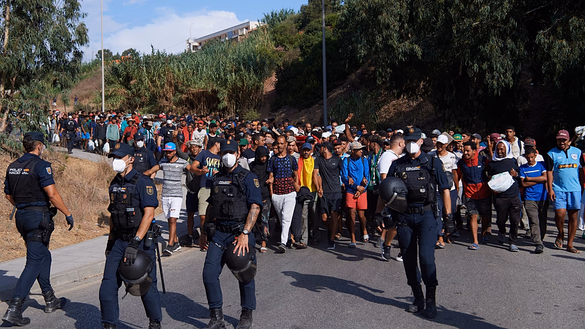 Spanien verlegt Hunderte Migranten vom Strand von Ceuta in Notunterkünfte. Spanien begann am Donnerstag, dem 20. August, mit der Umsiedlung von Migranten aus einem provisorischen Lager am Strand El Trampolín in Ceuta, fast drei Wochen nachdem eine massive Grenzüberschreitung dazu geführt hatte, dass Tausende in der nordafrikanischen Enklave ohne angemessene Unterkunft lebten. 21.08.2026