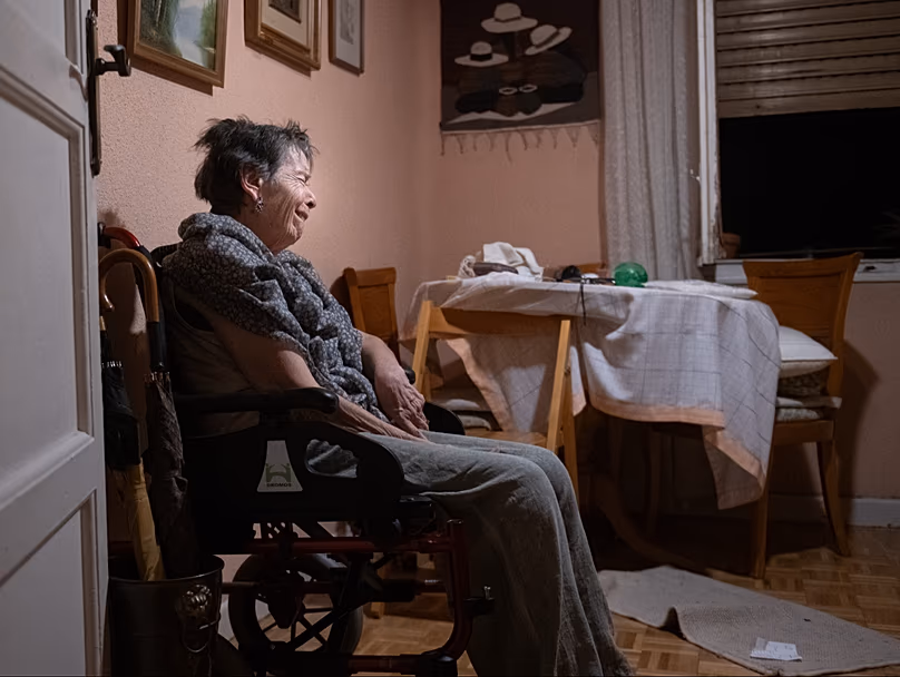 Maricarmen wartet zu Hause auf das Eintreffen der Polizei, bevor sie am 23. September 2026 aus ihrem Haus in Madrid, Spanien, vertrieben wird.
