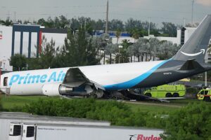 Starker Rauch und Flammen, nachdem Amazon-Frachtflugzeug die Landebahn in Miami überrollt. Ein Amazon-Frachtflugzeug überrollte die Landebahn des Miami International Airport, prallte gegen Fahrzeuge und fing Feuer. Fünf starben, fünf wurden verletzt. FAA und NTSB untersuchen. 07.09.2026