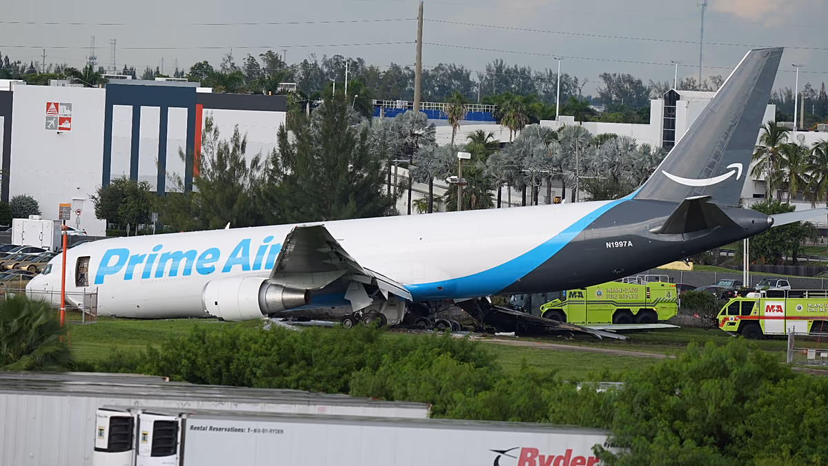 Starker Rauch und Flammen, nachdem Amazon-Frachtflugzeug die Landebahn in Miami überrollt. Ein Amazon-Frachtflugzeug überrollte die Landebahn des Miami International Airport, prallte gegen Fahrzeuge und fing Feuer. Fünf starben, fünf wurden verletzt. FAA und NTSB untersuchen. 07.09.2026