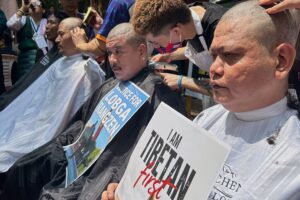 Tibetische Demonstranten in Neu-Delhi prangern China mit rasierten Köpfen und Gebeten an. Hunderte Exiltibeter versammelten sich am Donnerstag, dem 20. August, in Neu-Delhi, um gegen Chinas neues Gesetz über ethnische Einheit und Fortschritt zu protestieren. 20.08.2026