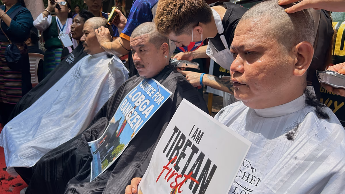 Tibetische Demonstranten in Neu-Delhi prangern China mit rasierten Köpfen und Gebeten an. Hunderte Exiltibeter versammelten sich am Donnerstag, dem 20. August, in Neu-Delhi, um gegen Chinas neues Gesetz über ethnische Einheit und Fortschritt zu protestieren. 20.08.2026
