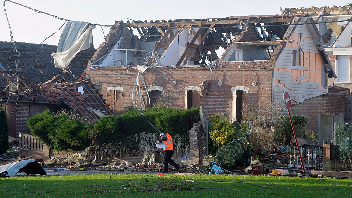 Tornado fegt durch französisches Dorf und verletzt mindestens 31. Ein Tornado fegt durch Pomas in Südfrankreich, beschädigt Häuser und Dächer und verletzt 31 Menschen, als schwere Stürme die Region Aude heimsuchen. 25.08.2026