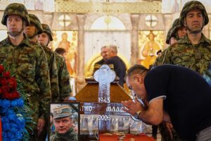 Trotz EU-Warnungen nehmen Tausende an der Beerdigung eines bosnisch-serbischen Kriegsverbrechers in Belgrad teil