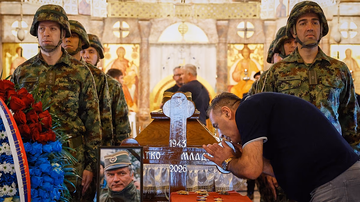Trotz EU-Warnungen nehmen Tausende an der Beerdigung eines bosnisch-serbischen Kriegsverbrechers in Belgrad teil