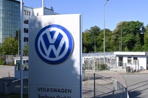 Volkswagen steigt aus dem Euro Stoxx 50 aus, da die Streichung des Index den Druck auf das in Schwierigkeiten geratene Unternehmen erhöht