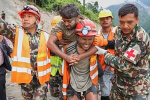 Zwei Wasserkraftarbeiter lebend gerettet, nachdem sie neun Tage lang in einem Tunnel in Nepal eingeschlossen waren. Bilder der nepalesischen Armee zeigen zwei Wasserkraftarbeiter, die lebend gerettet wurden, nachdem sie neun Tage lang in einem überschwemmten Tunnel in Rasuwa gefangen waren. 04.09.2026
