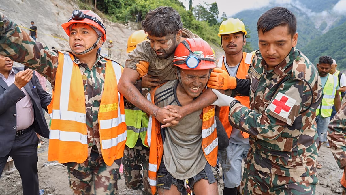 Zwei Wasserkraftarbeiter lebend gerettet, nachdem sie neun Tage lang in einem Tunnel in Nepal eingeschlossen waren. Bilder der nepalesischen Armee zeigen zwei Wasserkraftarbeiter, die lebend gerettet wurden, nachdem sie neun Tage lang in einem überschwemmten Tunnel in Rasuwa gefangen waren. 04.09.2026