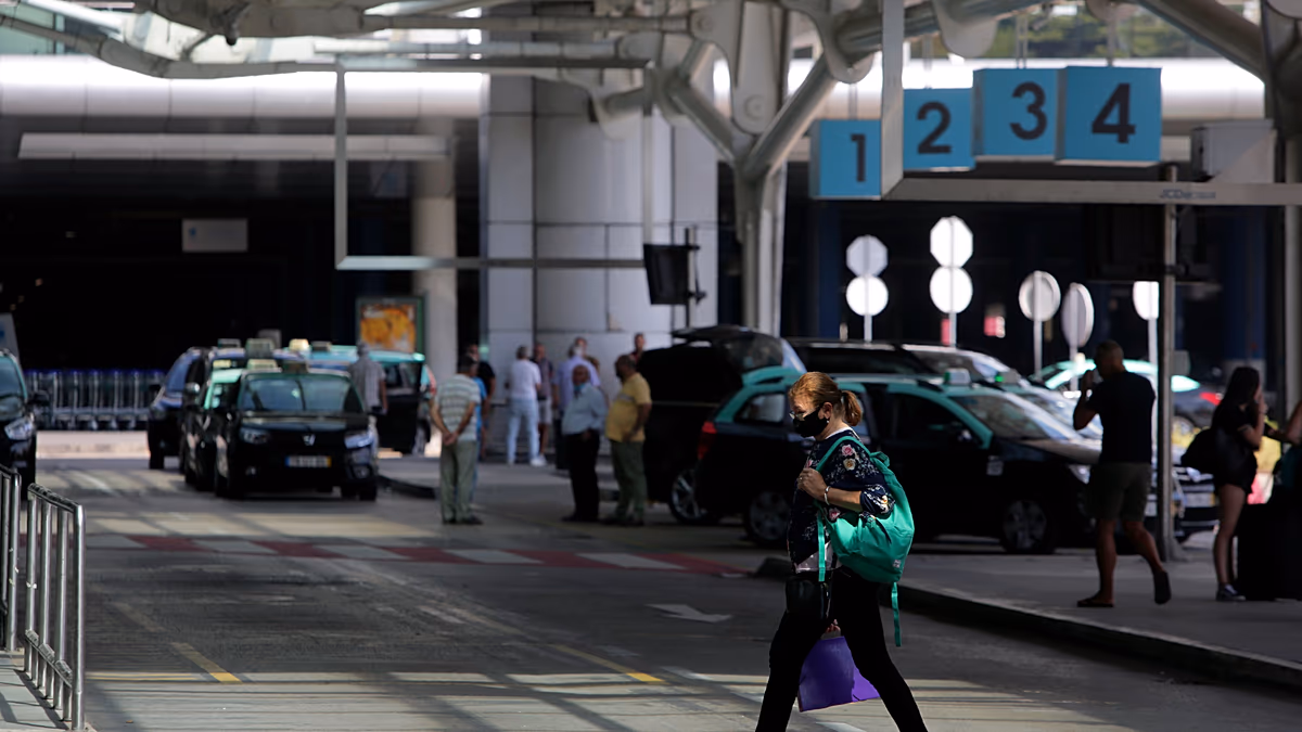 „Eine Falle für Touristen“: Nach Betrugsberichten stellt die Polizei Taxiverstöße am Flughafen Lissabon fest