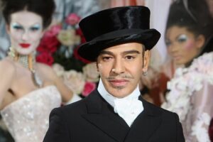 „Es tut mir immer noch zutiefst leid“: John Galliano sagt Rückblick auf Met Gala wegen Rassismusstreit ab