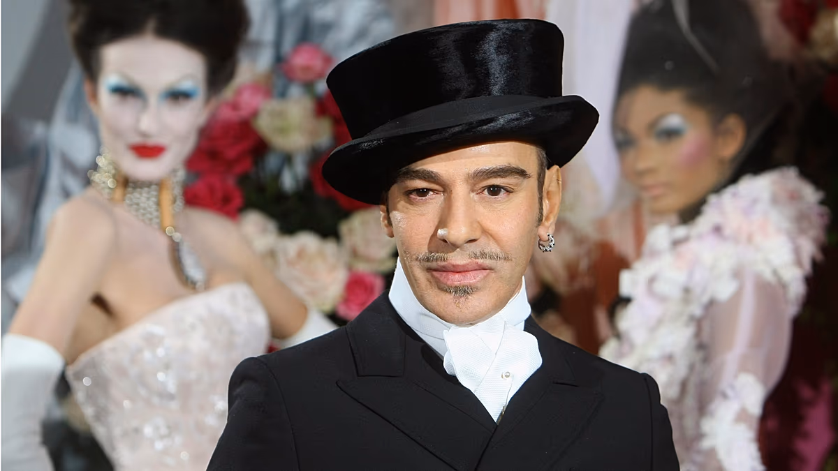 „Es tut mir immer noch zutiefst leid“: John Galliano sagt Rückblick auf Met Gala wegen Rassismusstreit ab