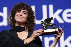 „Woman Unknown“ gewinnt den Goldenen Löwen bei den 83. Filmfestspielen von Venedig, während „Naza“ den Sonderpreis der Jury gewinnt