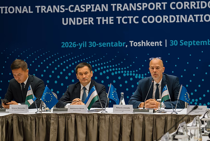 Verkehrsminister Ilkhom Makhkamov und Pēteris Ustubs, Direktor der GD Asien und Pazifik, INTPA