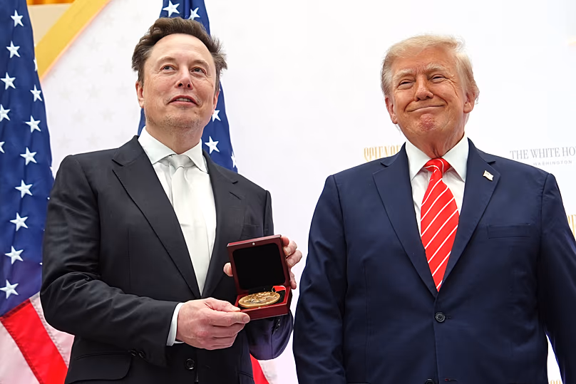 DATEI. US-Präsident Donald Trump überreicht Elon Musk die National Medal of Science im Rahmen einer Veranstaltung am US Institute of Peace in Washington am 8. Oktober 2026