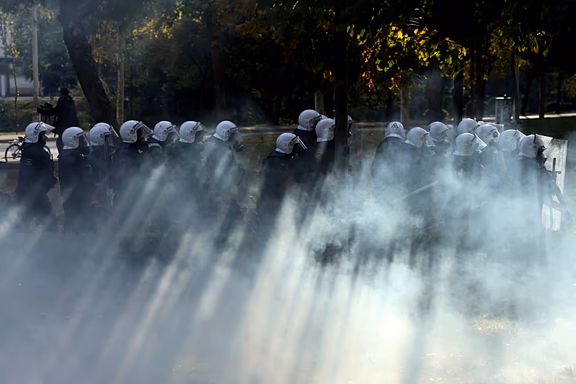 Bereitschaftspolizei rückt während einer regierungsfeindlichen Kundgebung in Tirana, Albanien, Samstag, 24. Oktober 2026, vor. (AP Photo/Hameraldi Agolli)