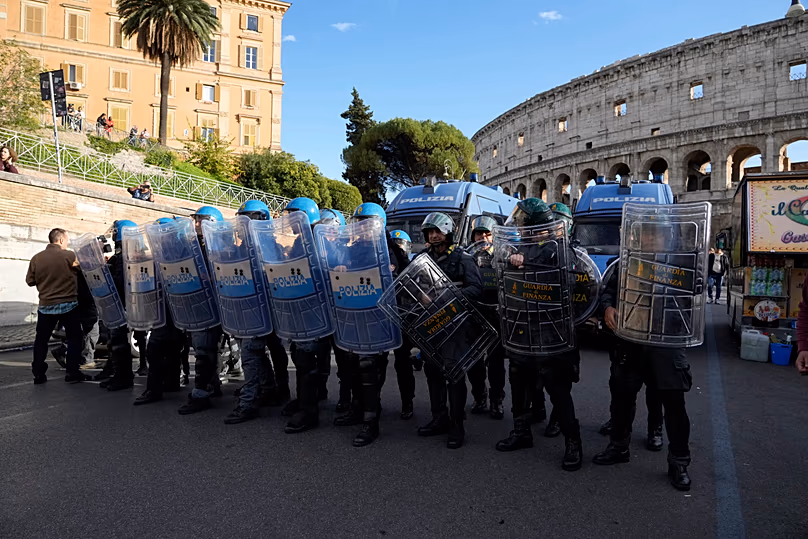 Italienische Bereitschaftspolizei beobachtet Antikriegsaktivisten, die am Samstag, 24. Oktober 2026, in Rom gegen die Wiederbewaffnung und die Beteiligung Italiens an Kriegen demonstrieren.