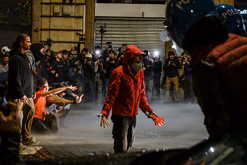 Menschen nehmen am Samstag, 24. Oktober 2026, an einem Protest in Rom, Italien, teil. (Valentina Stefanelli/LaPresse über AP)