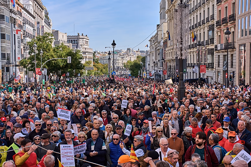 Rentner und Unterstützer marschieren am Samstag, den 24. Oktober 2026, in Madrid, Spanien, um ihre Rentenansprüche zu verteidigen. (AP Photo/Bernat Armangue)
