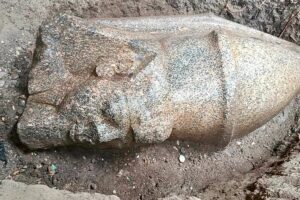 Ägyptischer Gurkenbauer hilft Archäologen bei der Suche nach riesigen Statuenfragmenten von Ramses II