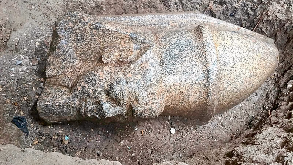 Ägyptischer Gurkenbauer hilft Archäologen bei der Suche nach riesigen Statuenfragmenten von Ramses II