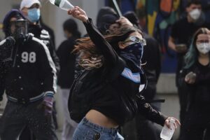 Albanien: Gewalttätige Proteste erschüttern Tirana den dritten Tag in Folge