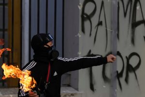 Albanische Polizei stößt in Tirana mit Demonstranten zusammen, als es am sechsten Tag zu Unruhen kommt. Die albanische Polizei setzte in Tirana Wasserwerfer und Tränengas ein, als regierungsfeindliche Proteste gegen die Bedingungen an Universitäten und Korruption in Gewalt umschlugen. 19.10.2026