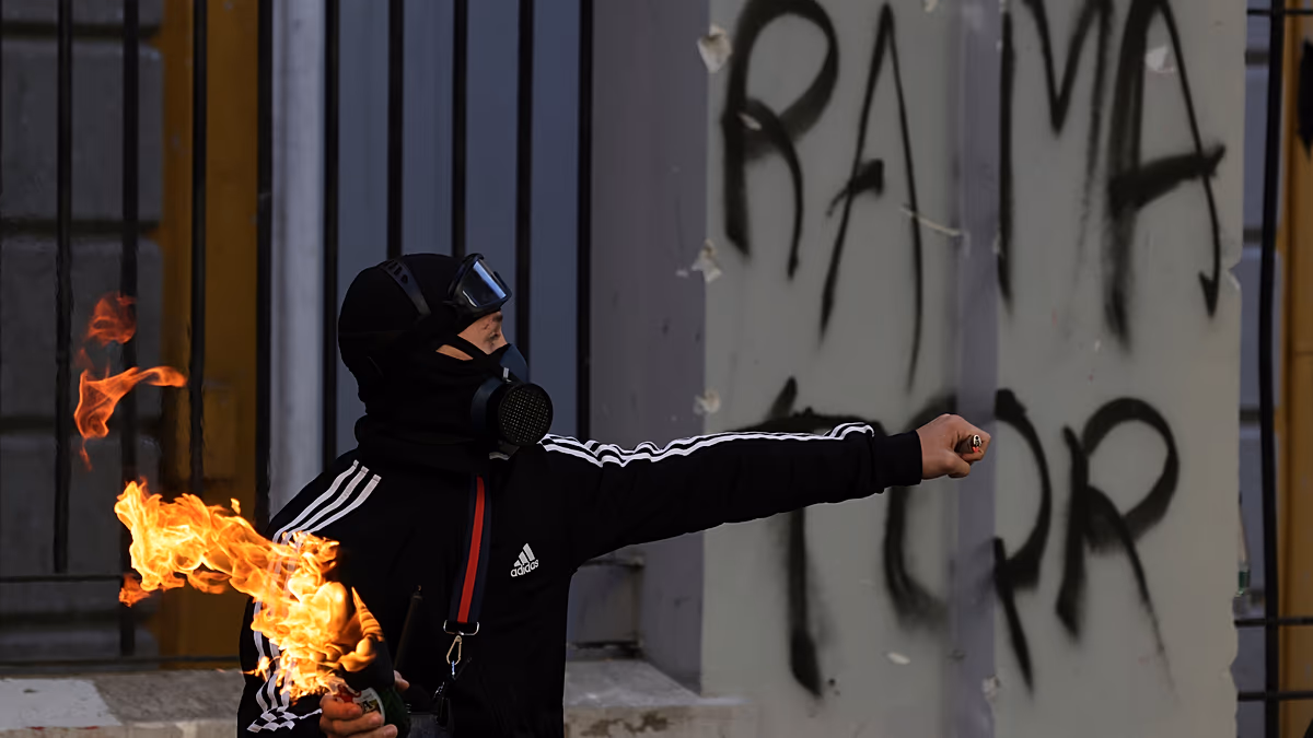 Albanische Polizei stößt in Tirana mit Demonstranten zusammen, als es am sechsten Tag zu Unruhen kommt. Die albanische Polizei setzte in Tirana Wasserwerfer und Tränengas ein, als regierungsfeindliche Proteste gegen die Bedingungen an Universitäten und Korruption in Gewalt umschlugen. 19.10.2026