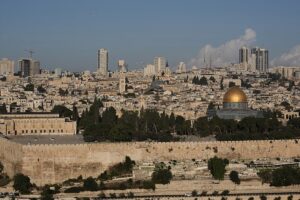 Anwohner durchsuchen Habseligkeiten nach dem Abriss eines Gebäudes in Jerusalem