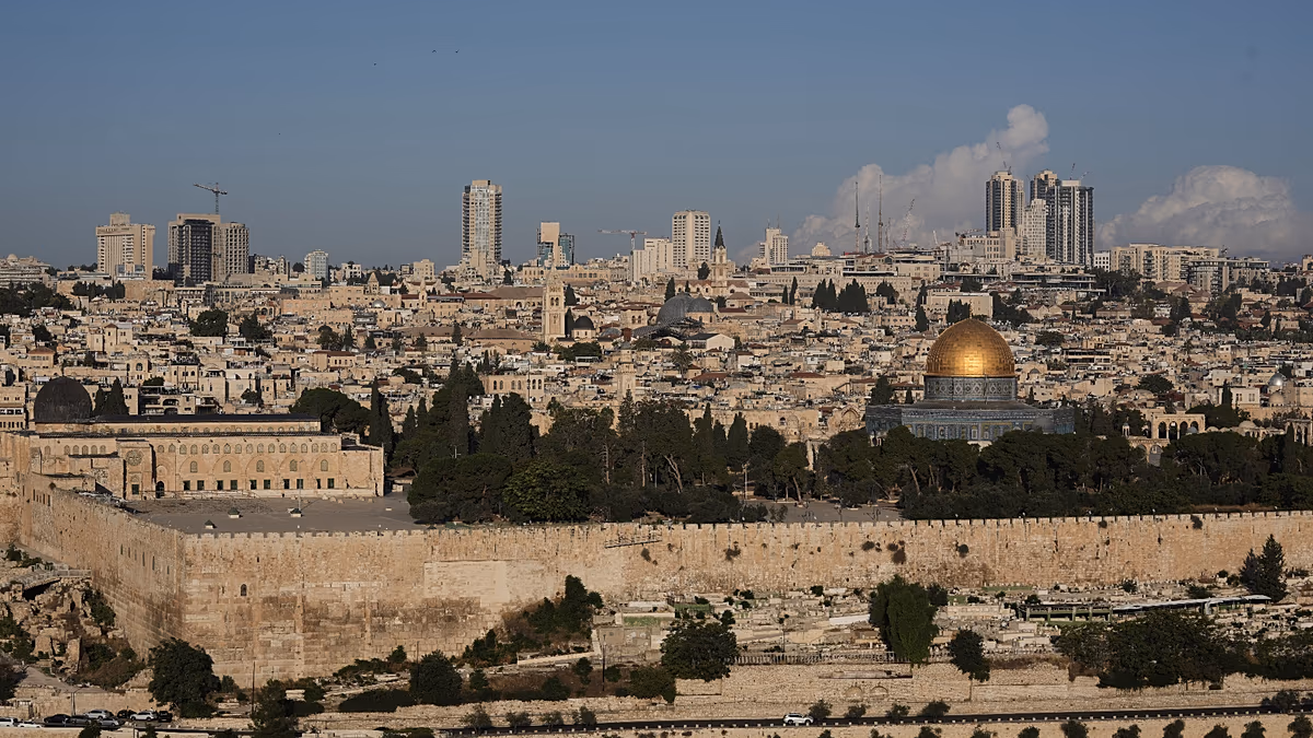 Anwohner durchsuchen Habseligkeiten nach dem Abriss eines Gebäudes in Jerusalem
