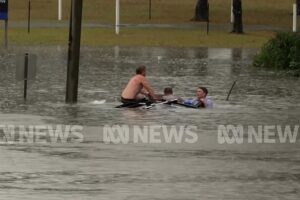 Australien: Umstehende stürzen sich ins Hochwasser, um eingeschlossenen Fahrer zu retten Zwei Männer stürzten sich am Donnerstag in Queensland, Australien, in tosende Überschwemmungen, um einen Fahrer aus einem sinkenden Allradfahrzeug zu retten. Die dramatische Rettung endete in einer emotionalen Umarmung. 22.10.2026