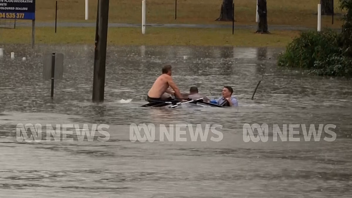 Australien: Umstehende stürzen sich ins Hochwasser, um eingeschlossenen Fahrer zu retten Zwei Männer stürzten sich am Donnerstag in Queensland, Australien, in tosende Überschwemmungen, um einen Fahrer aus einem sinkenden Allradfahrzeug zu retten. Die dramatische Rettung endete in einer emotionalen Umarmung. 22.10.2026
