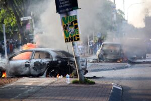 Autos brennen nieder und Geschäfte werden geplündert, während Anti-Einwanderungsproteste Südafrika erschüttern