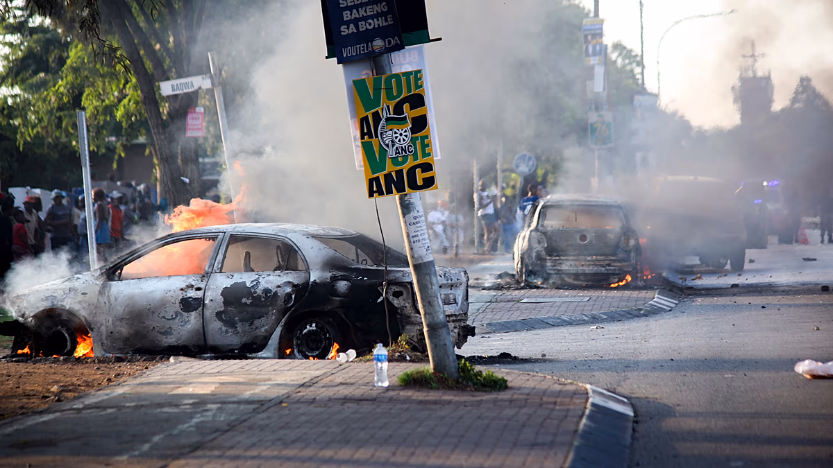 Autos brennen nieder und Geschäfte werden geplündert, während Anti-Einwanderungsproteste Südafrika erschüttern