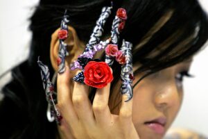 Beim Londoner Nailart-Wettbewerb werden Fantasiewelten auf den Nägeln zum Leben erweckt