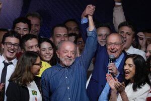 Brasiliens Lula sichert sich den Wahlsieg, während Bolsonaro die Ergebnisse ablehnt