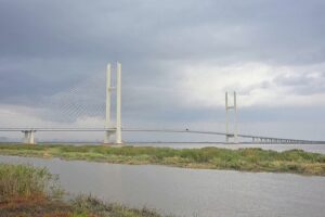 China und Nordkorea eröffnen neue Yalu-Flussbrücke nach zwölfjähriger Verzögerung China und Nordkorea haben am Donnerstag, dem 15. Oktober, eine neue vierspurige Straßenbrücke eröffnet, womit eine zwölfjährige Verzögerung beendet und eine wichtige neue Route für den grenzüberschreitenden Handel geschaffen wurde. 15.10.2026