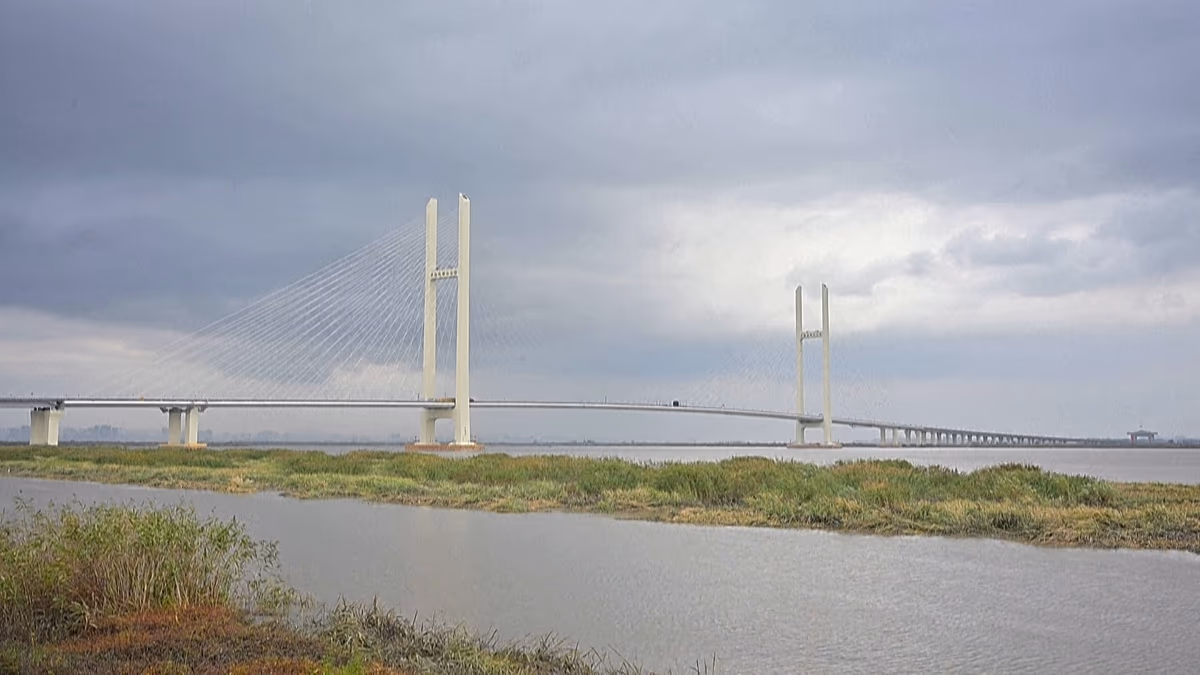 China und Nordkorea eröffnen neue Yalu-Flussbrücke nach zwölfjähriger Verzögerung China und Nordkorea haben am Donnerstag, dem 15. Oktober, eine neue vierspurige Straßenbrücke eröffnet, womit eine zwölfjährige Verzögerung beendet und eine wichtige neue Route für den grenzüberschreitenden Handel geschaffen wurde. 15.10.2026