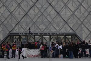 Demonstranten blockieren Eingänge zum Pariser Louvre-Museum Demonstranten blockierten am Montag die Eingänge zum Louvre in Paris, da die Spannungen nach einem Wochenende voller Proteste, Zusammenstöße und Plünderungen in Frankreich weiterhin hoch blieben. 19.10.2026