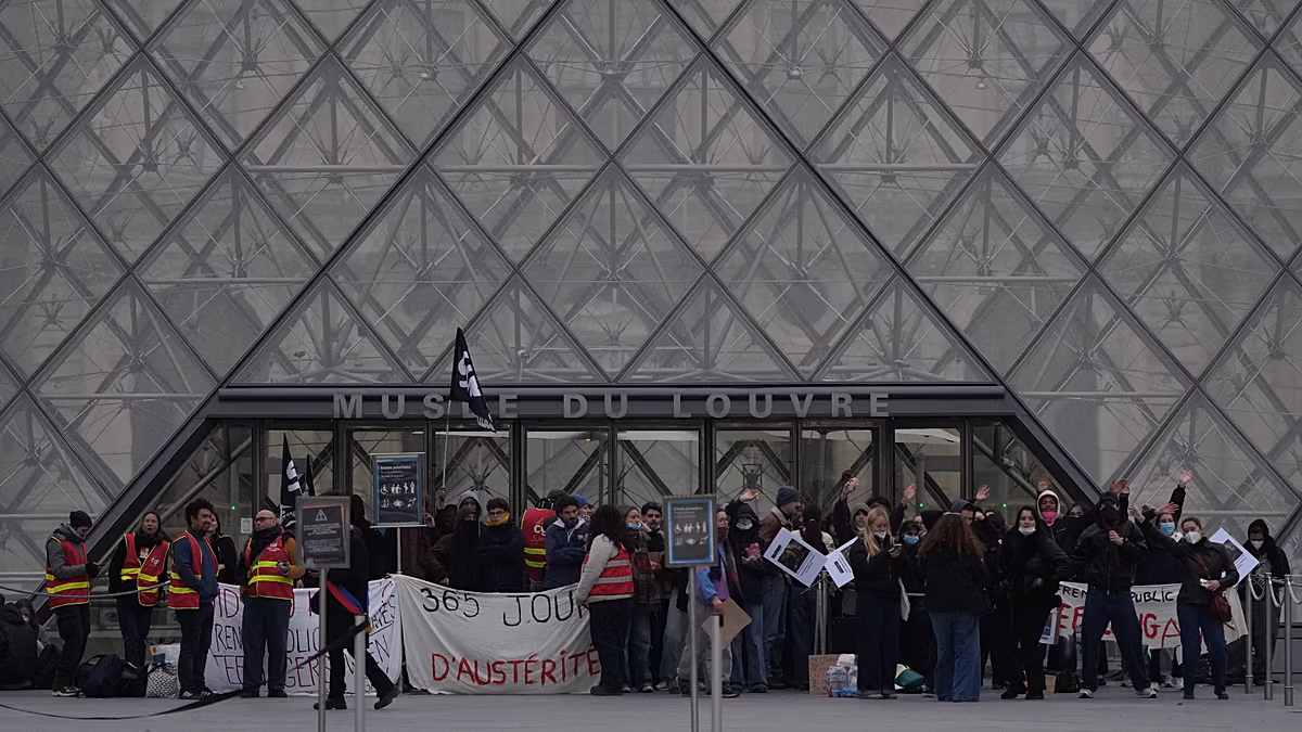 Demonstranten blockieren Eingänge zum Pariser Louvre-Museum Demonstranten blockierten am Montag die Eingänge zum Louvre in Paris, da die Spannungen nach einem Wochenende voller Proteste, Zusammenstöße und Plünderungen in Frankreich weiterhin hoch blieben. 19.10.2026
