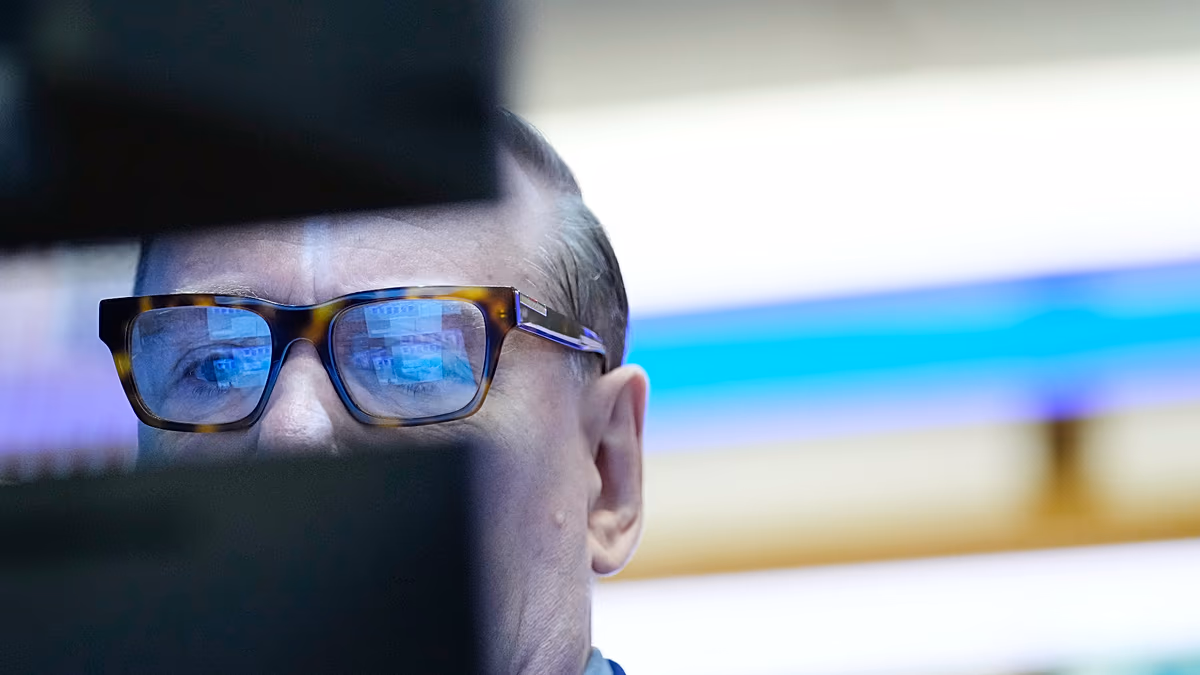 Der Euro erreicht sein 17-Monats-Tief, da die Schuldenängste Frankreichs zunehmen und Spanien vor Neuwahlen steht