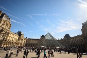 Der Louvre könnte ohne größere Renovierung geschlossen werden müssen, warnt der Direktor