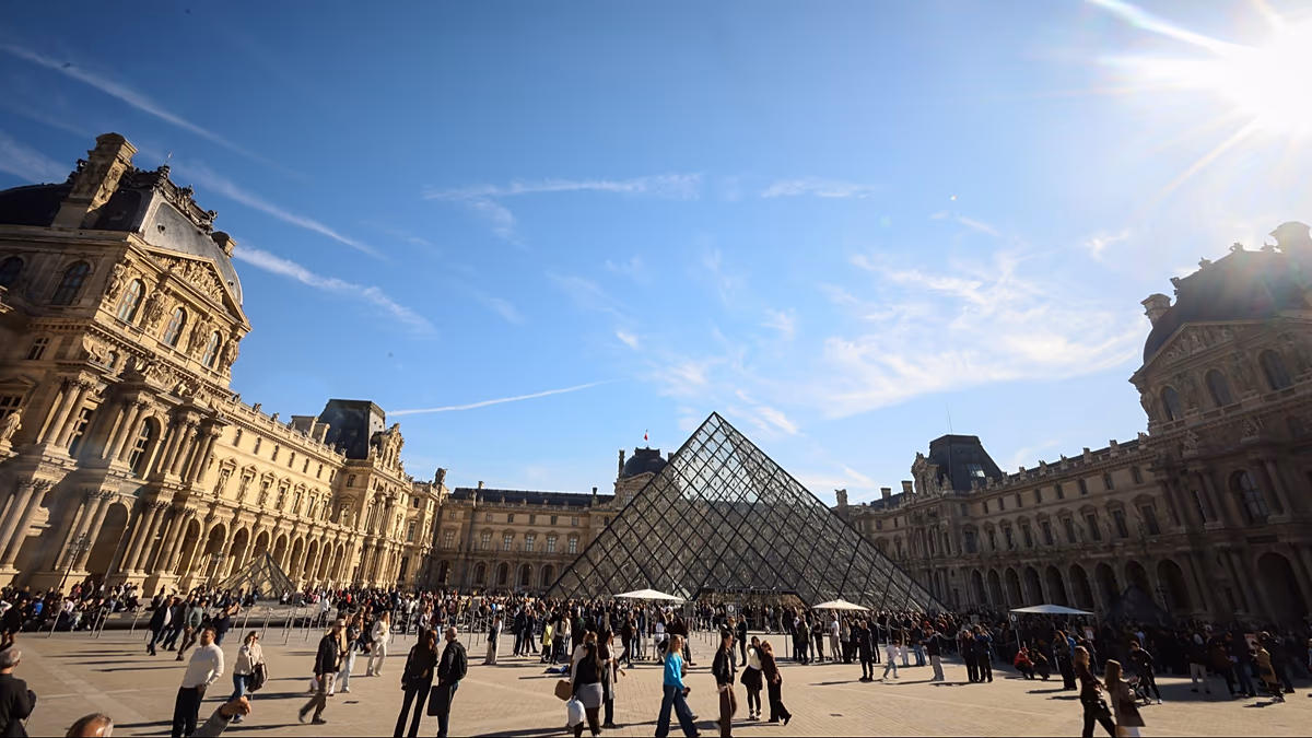 Der Louvre könnte ohne größere Renovierung geschlossen werden müssen, warnt der Direktor