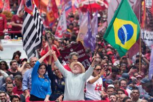 Die Brasilianer Lula und Flávio Bolsonaro schließen ihren Wahlkampf am Vorabend einer knappen Abstimmung ab