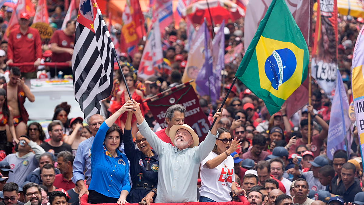 Die Brasilianer Lula und Flávio Bolsonaro schließen ihren Wahlkampf am Vorabend einer knappen Abstimmung ab